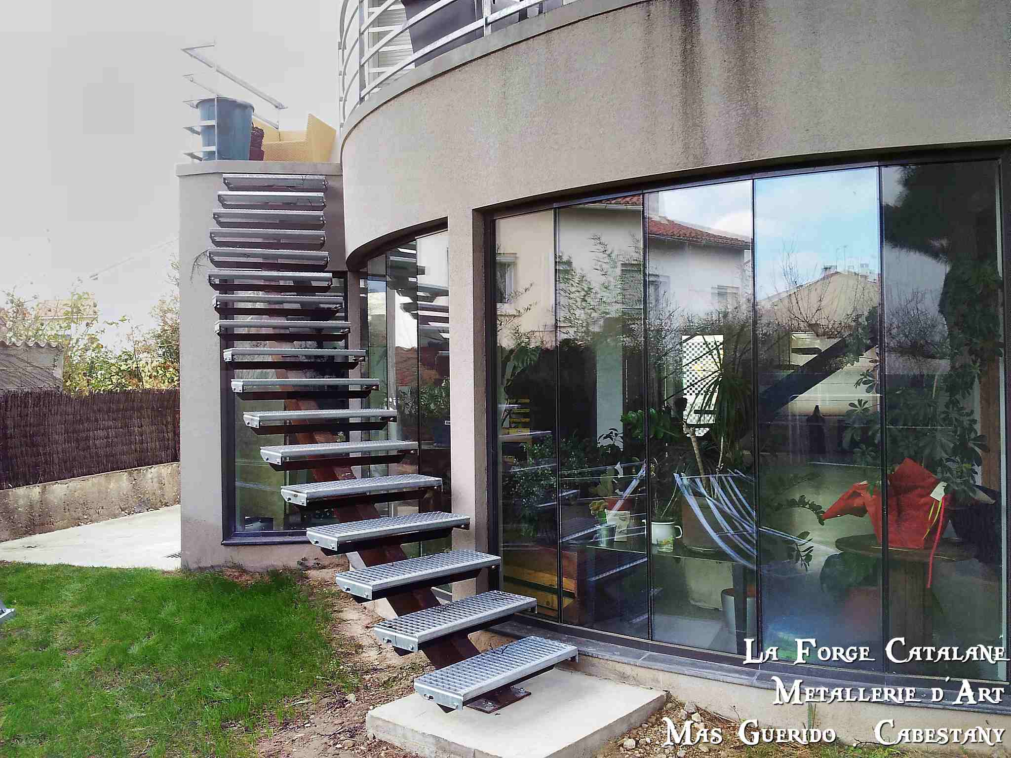 Escalier limon central cintre reconstitue marches caillebotis 2 forge catalane.jpg